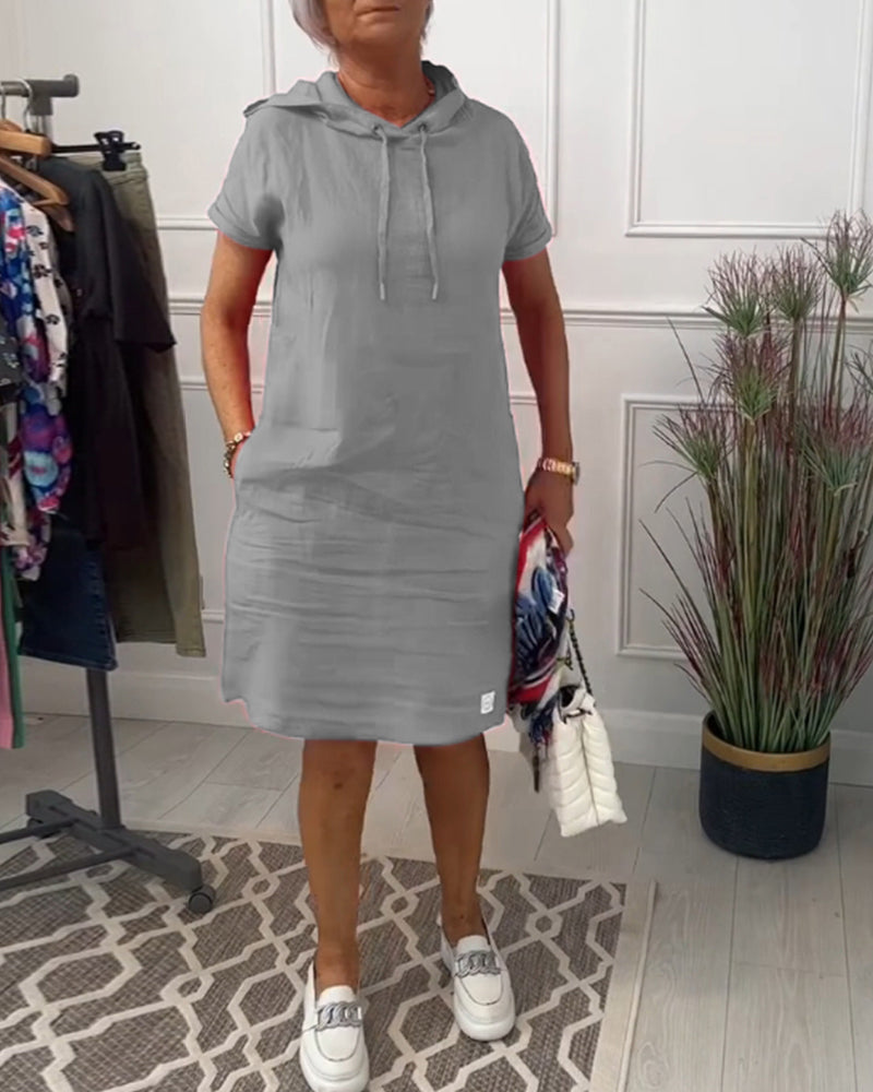 Afslappet kjole med korte ærmer og hætte