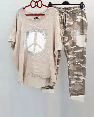 To-delt sæt | Peace T-shirt og bukser med camouflageprint