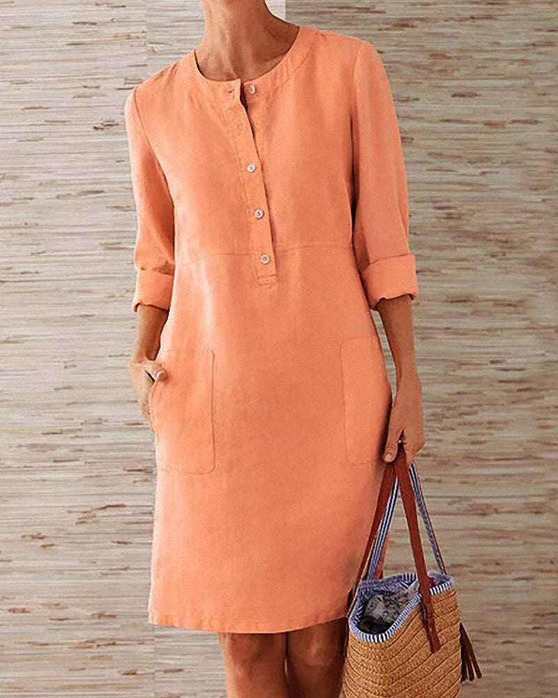 Elegant ensfarvet kjole