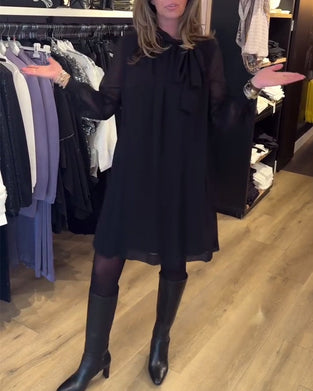 Sort kjole med lange ærmer