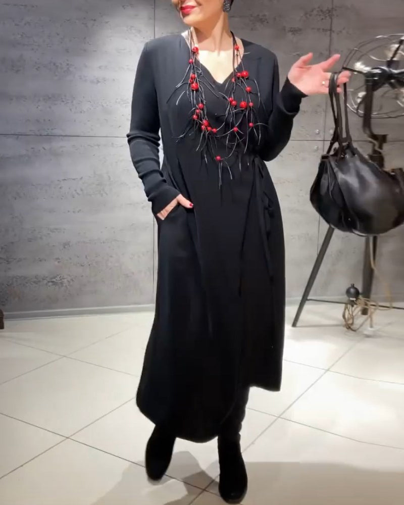 Ensfarvet kjole med bindestropper