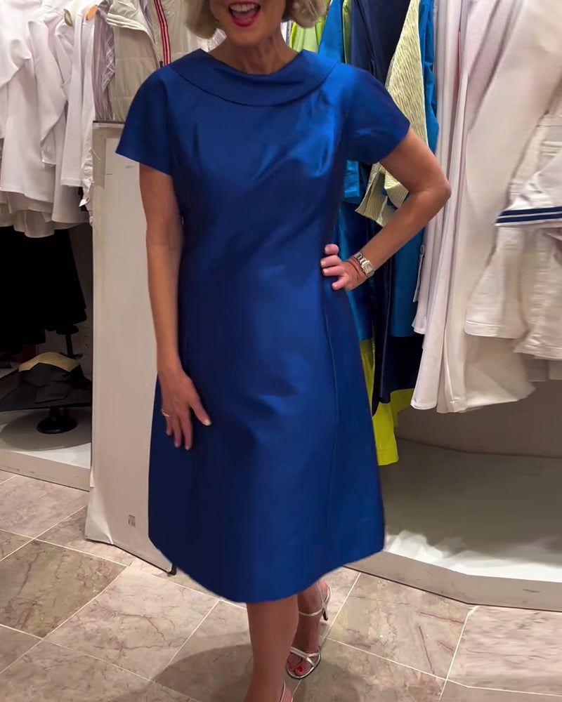 Stilfuld ensfarvet rygløs kjole med stropper