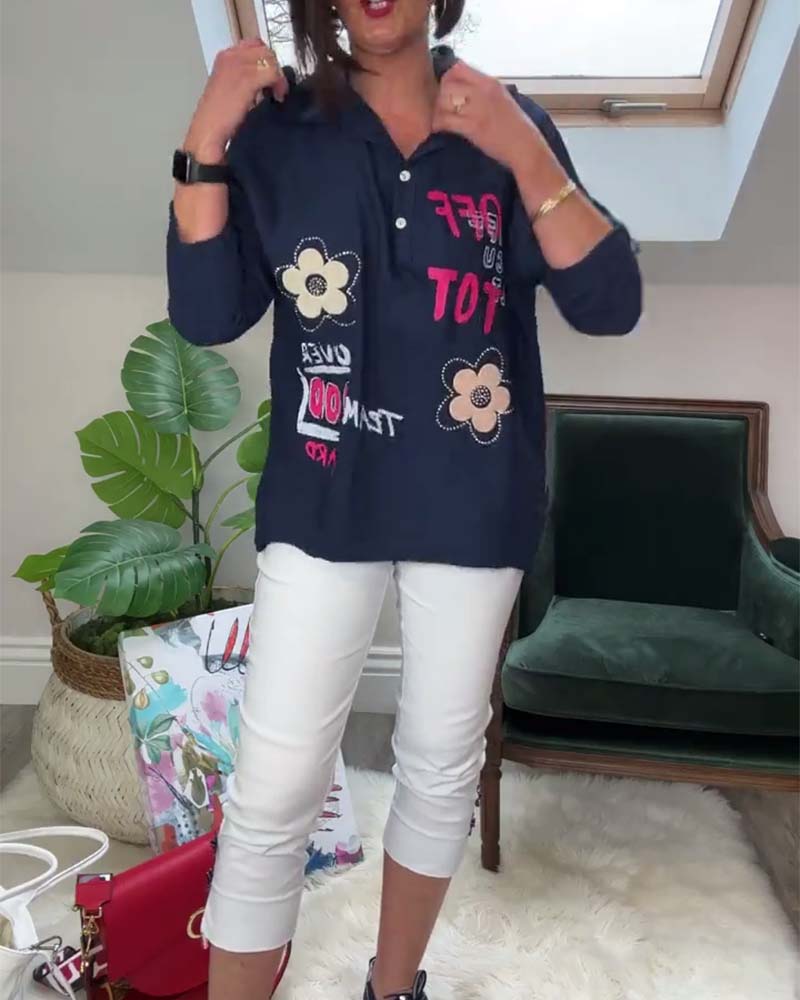Hættetrøje med broderede blomstermotiver og skrift