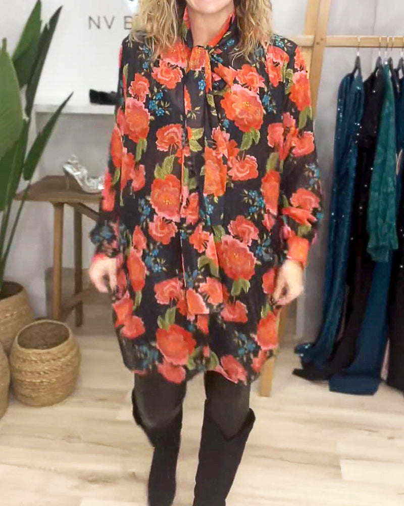 Lang blomsterbluse i løs pasform