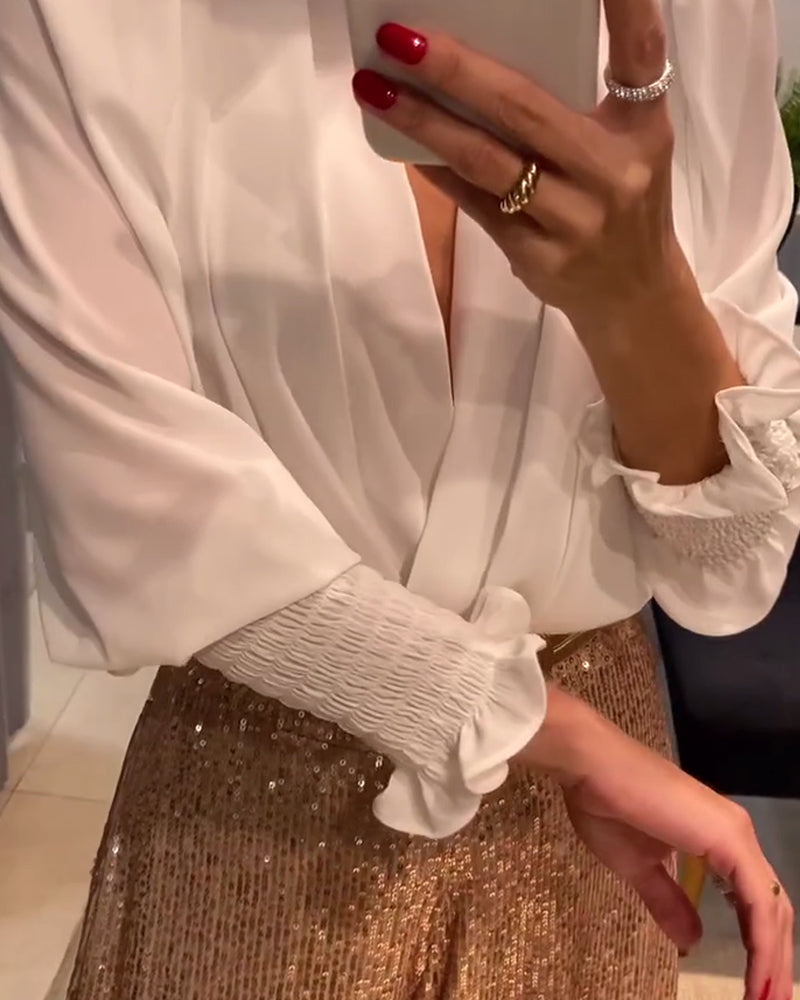 Elegant ensfarvet sommerbluse med lanterneærmer og V-udskæring