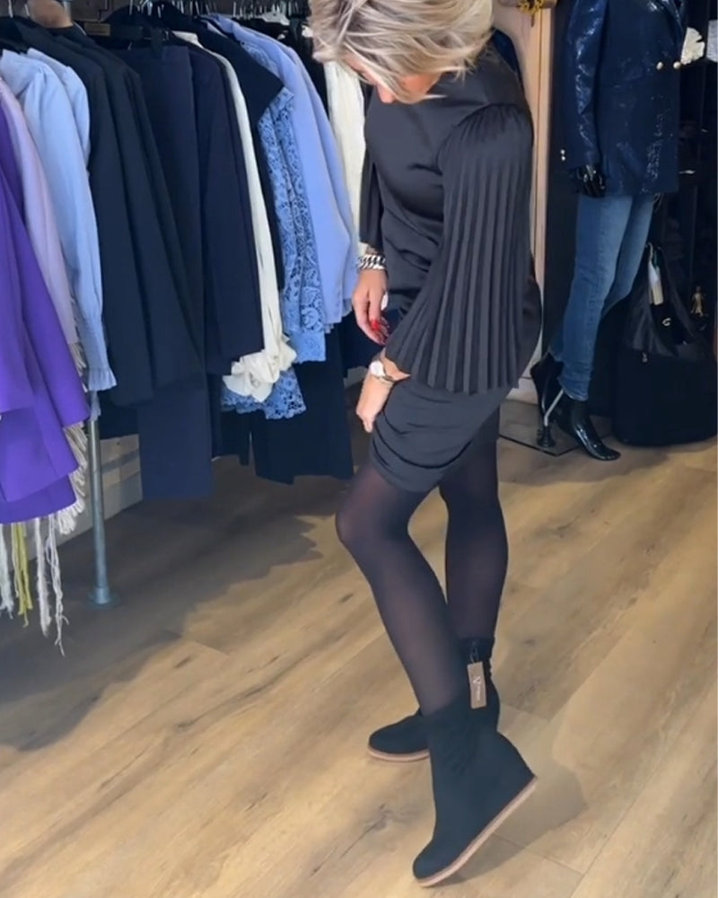 Sort kjole med plisserede klokkeærmer