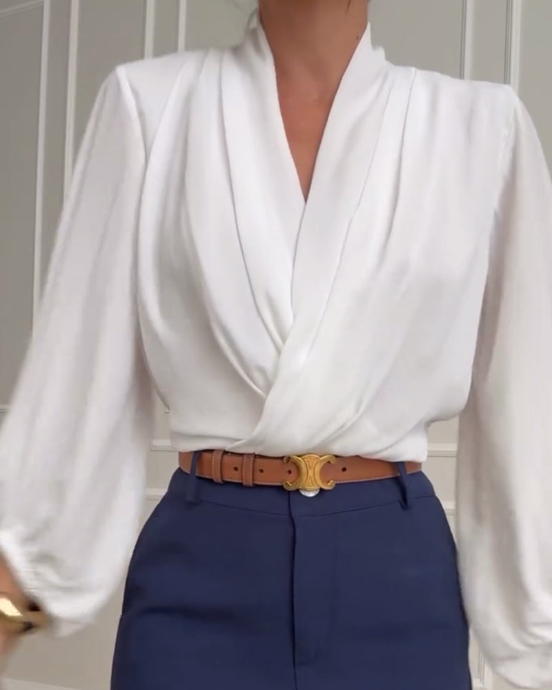 Stilfuld hvid  bluse med lanterneærmer og V-udskæring