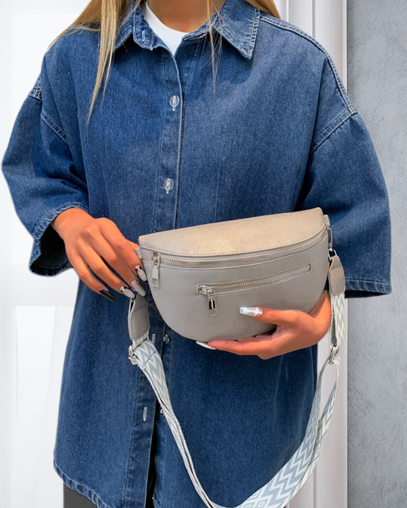 Skuldertaske med lynlås og mønstrede stropper