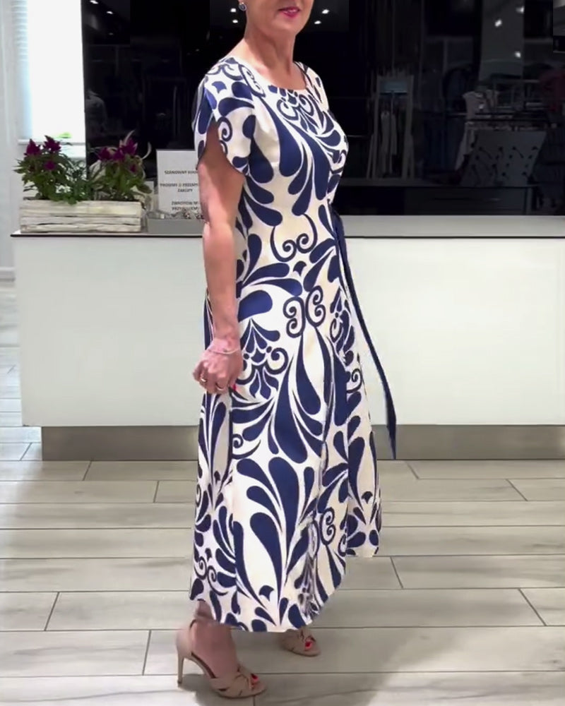 Elegant kortærmet kjole med print og taljebånd