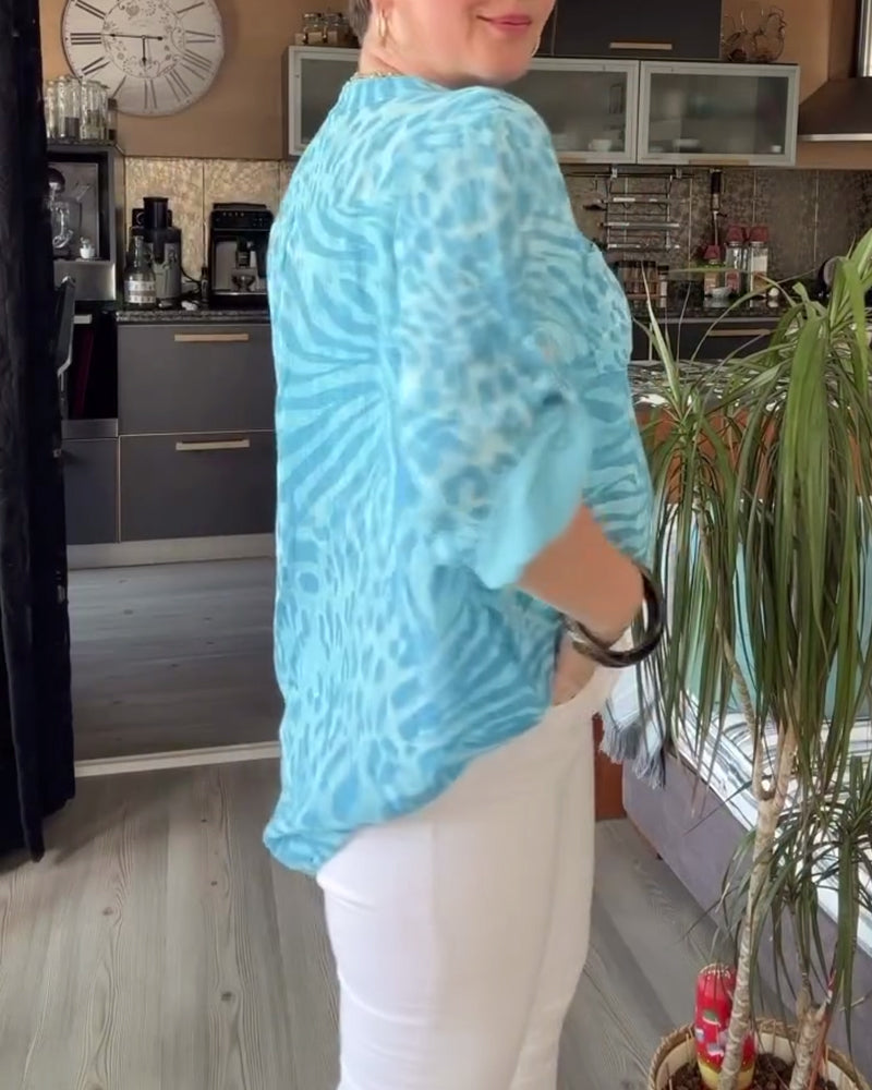 Lyseblå bluse med print