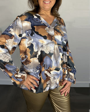Afslappet bluse med geometrisk print og v-hals