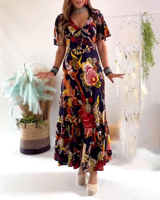 Elegant kortærmet kjole med V-udskæring og print