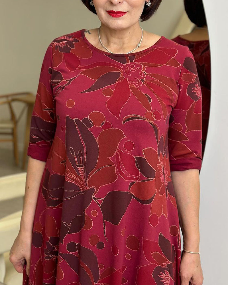 Afslappet kjole med rund hals og blomsterprint