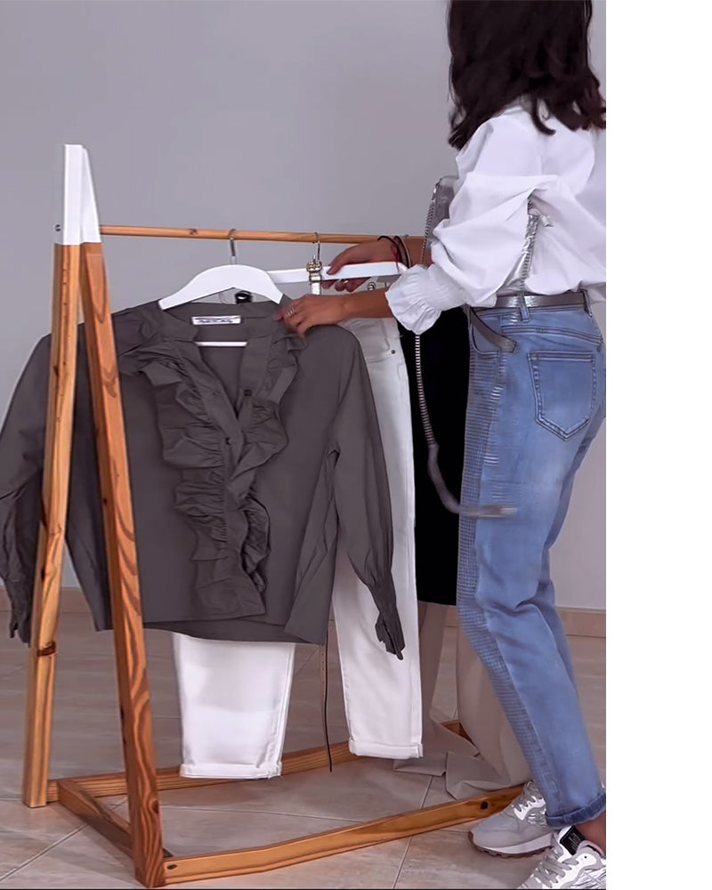 Ensfarvede bluser med flæser med standkrave