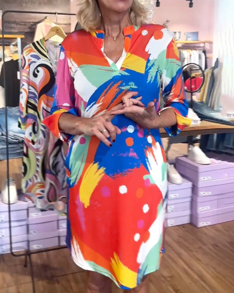 Elegant  V-halset kjole med farverigt print