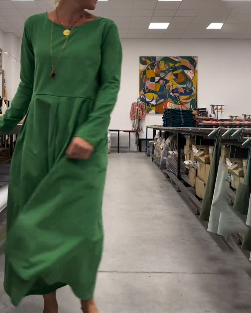 Ensfarvet kjole med rund hals