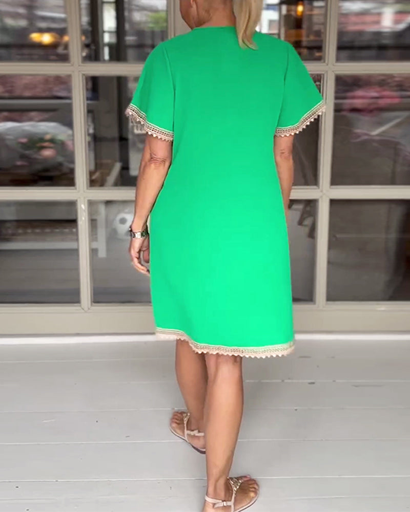 Elegant kjole med blondepaneler og V-udskæring