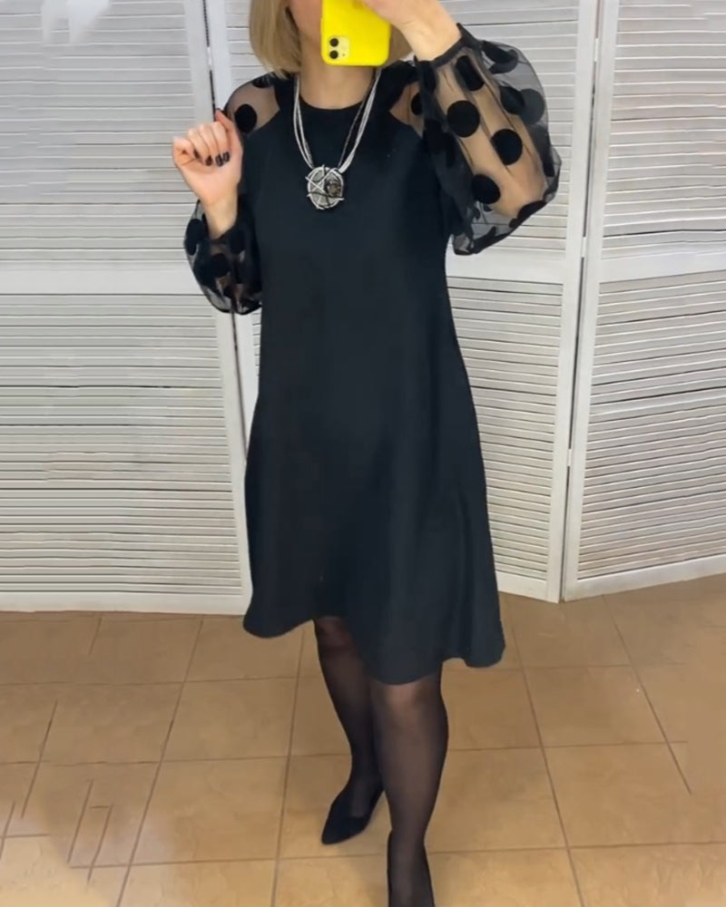 Sort kjole med prikmønstrede net ærmer