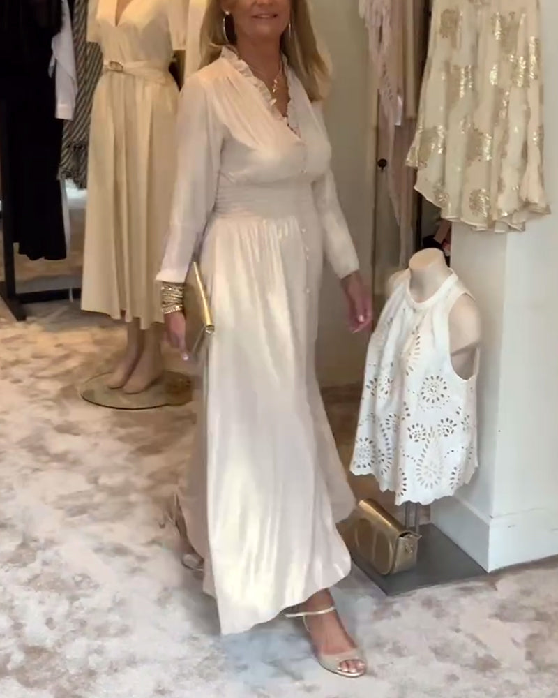 Lang kjole med blondekrave med knappet talje