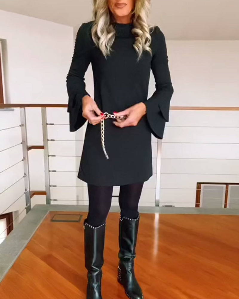 Ensfarvet elegant kjole med klokkeærmer