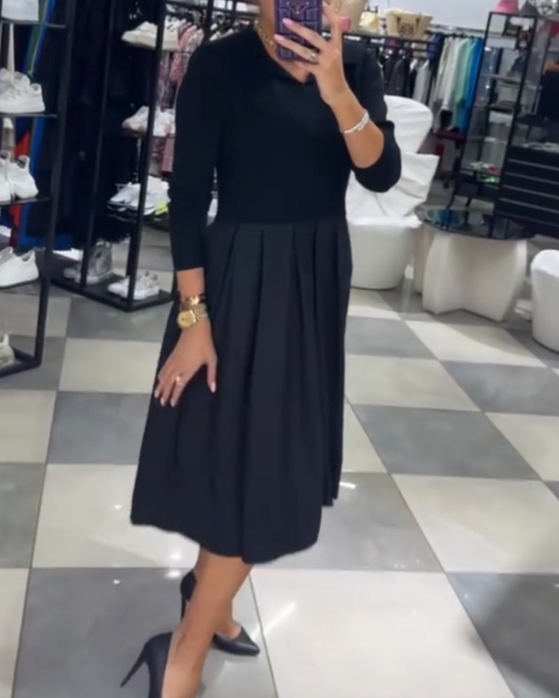 Patchwork kjole med V-udskæring og plisseret nederdel