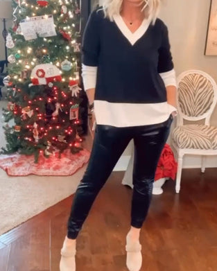 Top med kontrastfarvet v-halsudskæring