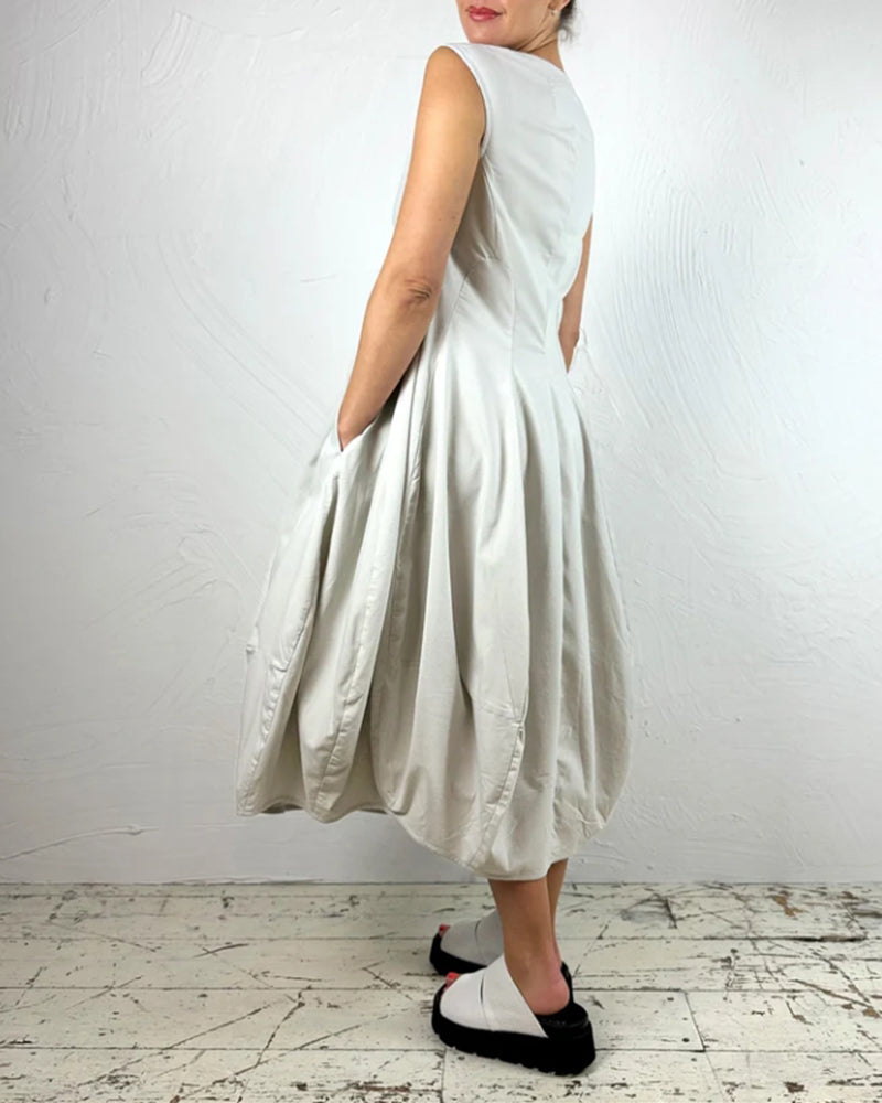 Ensfarvet kjole i afslappet pasform uden ærmer