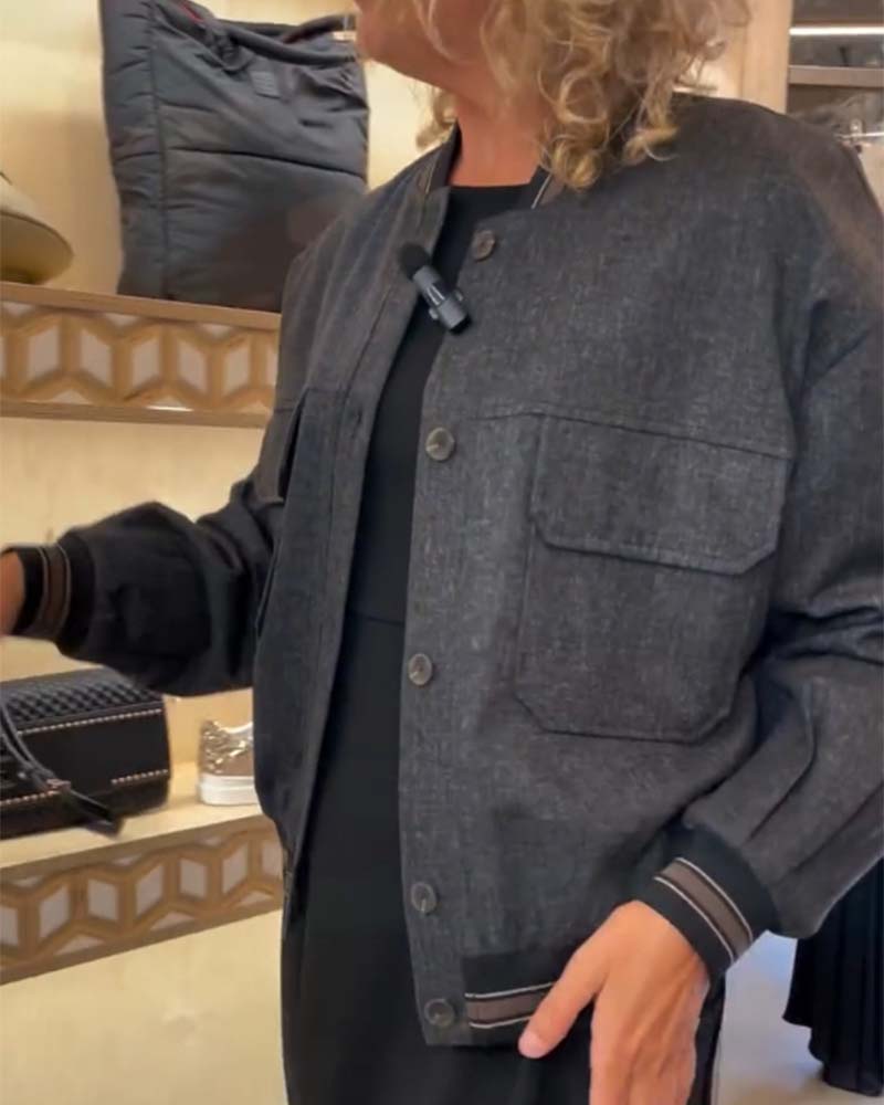 Afslappet ensfarvet bomberjakke med ståkrave og knapper