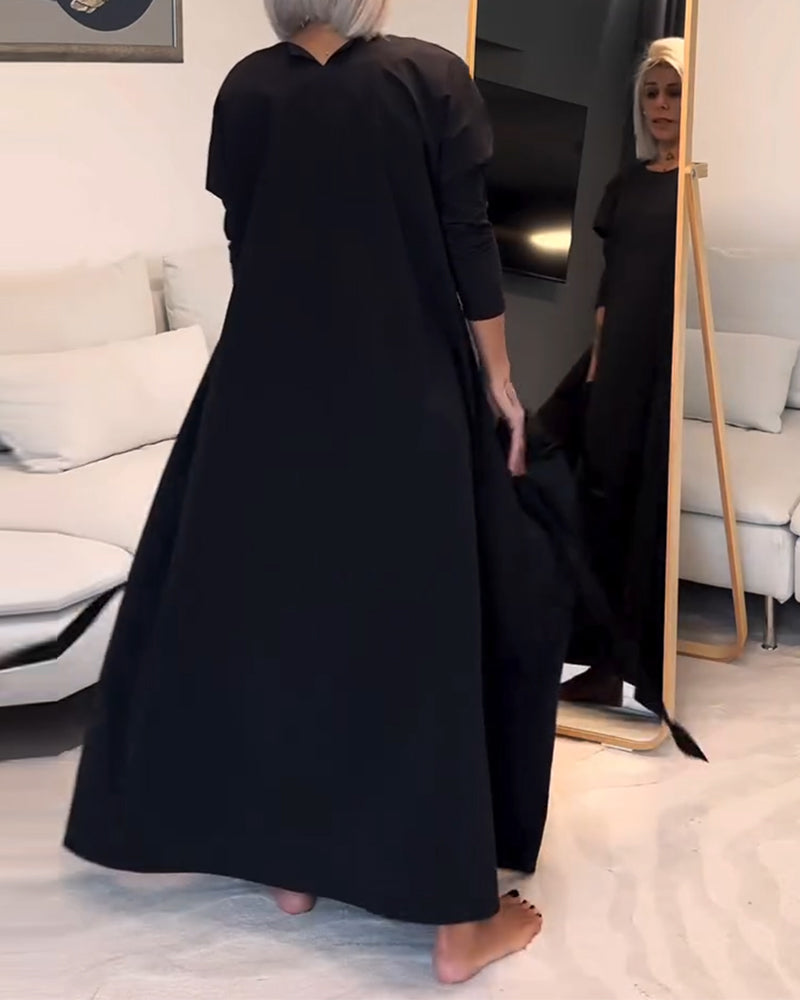 Stilfuld sort plisseret kjole med snøre og rund hals