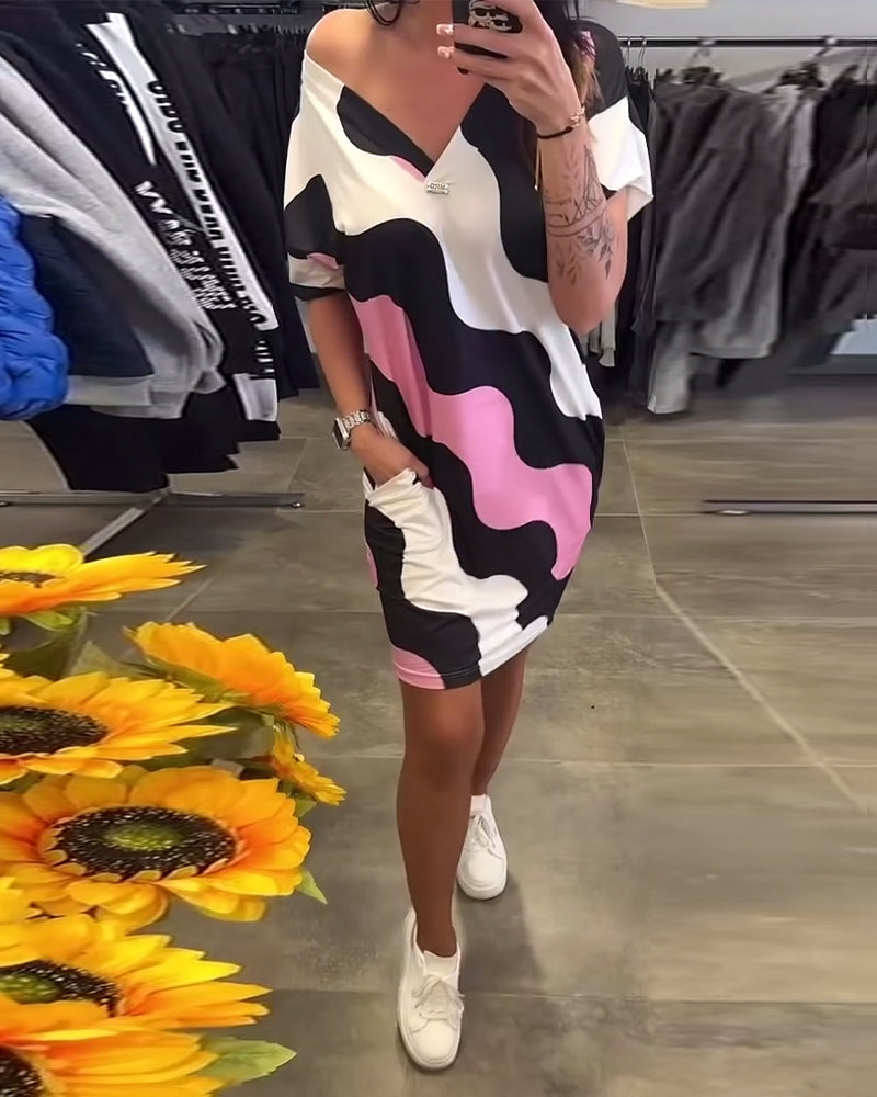 Kjole Med V-Udskæring Og Bølgemønster