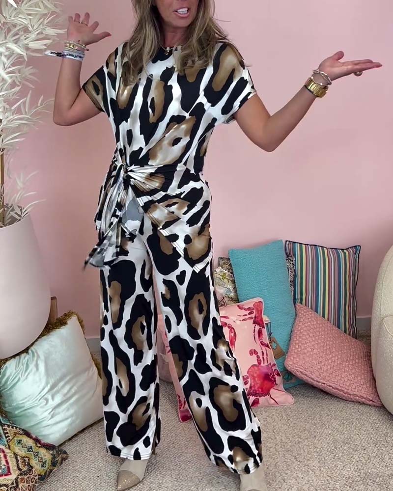 Todelt sæt i afslappet pasform | Top og bukser med leopardprint