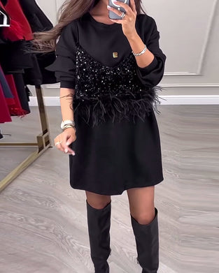 Stilfuld patchworkkjole med pailletter og fjer