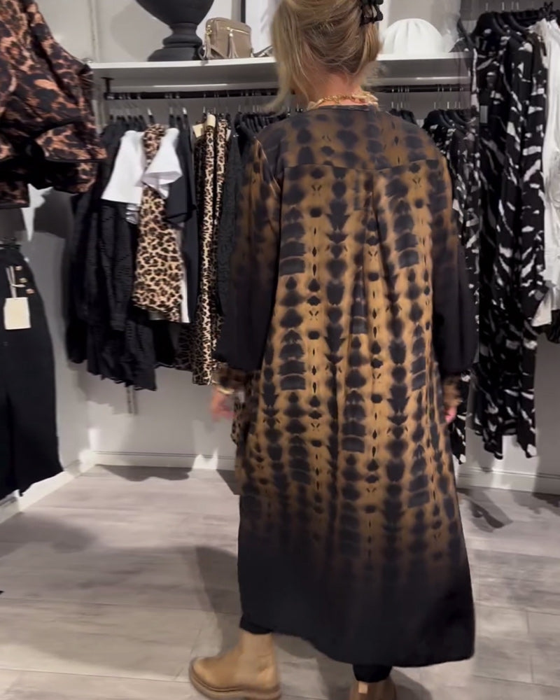 Langærmet retrokjole med V-hals