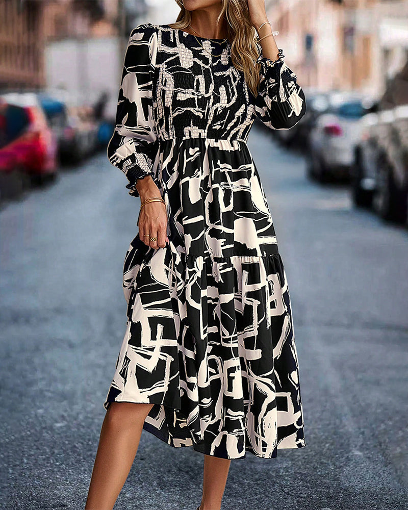 Stilfuld kjole med abstrakt tryk