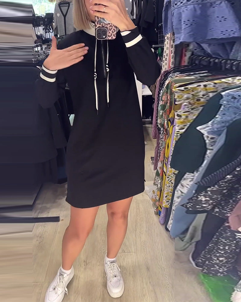 Sort kjole i lige pasform med høj hals