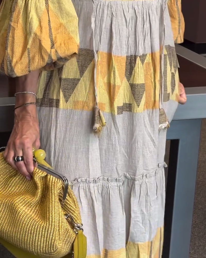 Kjole med kvaster, klokkeærmer og geometrisk print