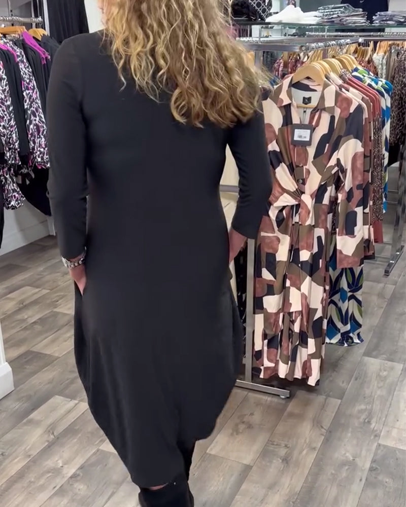 Sort kjole med V-udskæring og sidelomme