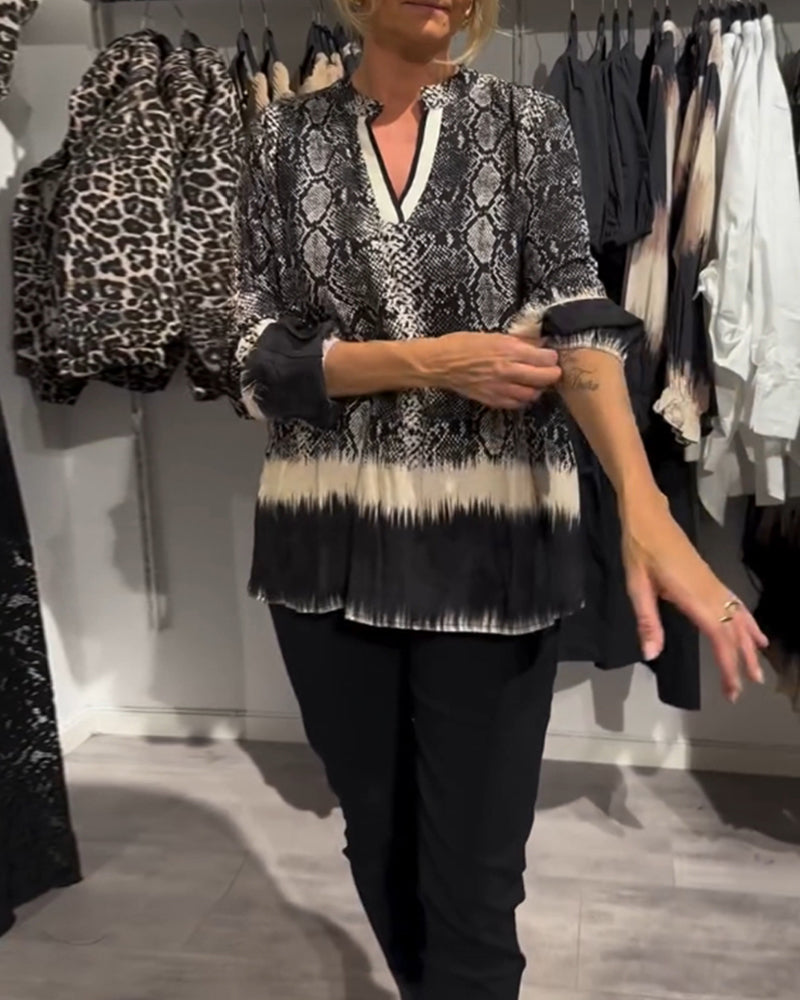 V-halset bluse med slangeskindsmønster