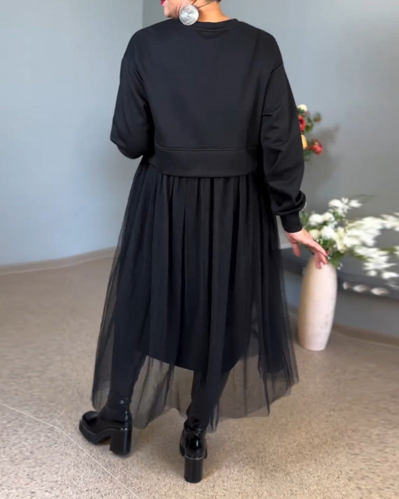 Elegant kjole med gennemsigtigt yderlag