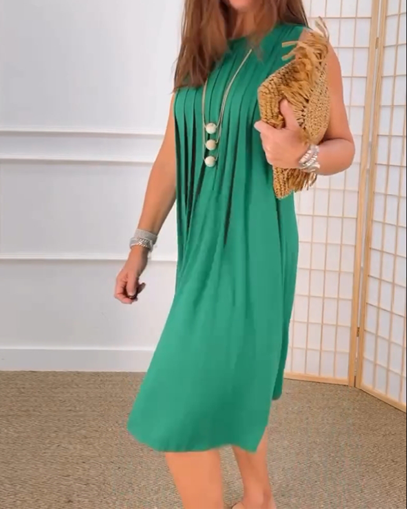 Ærmeløs plisseret kjole med rund hals