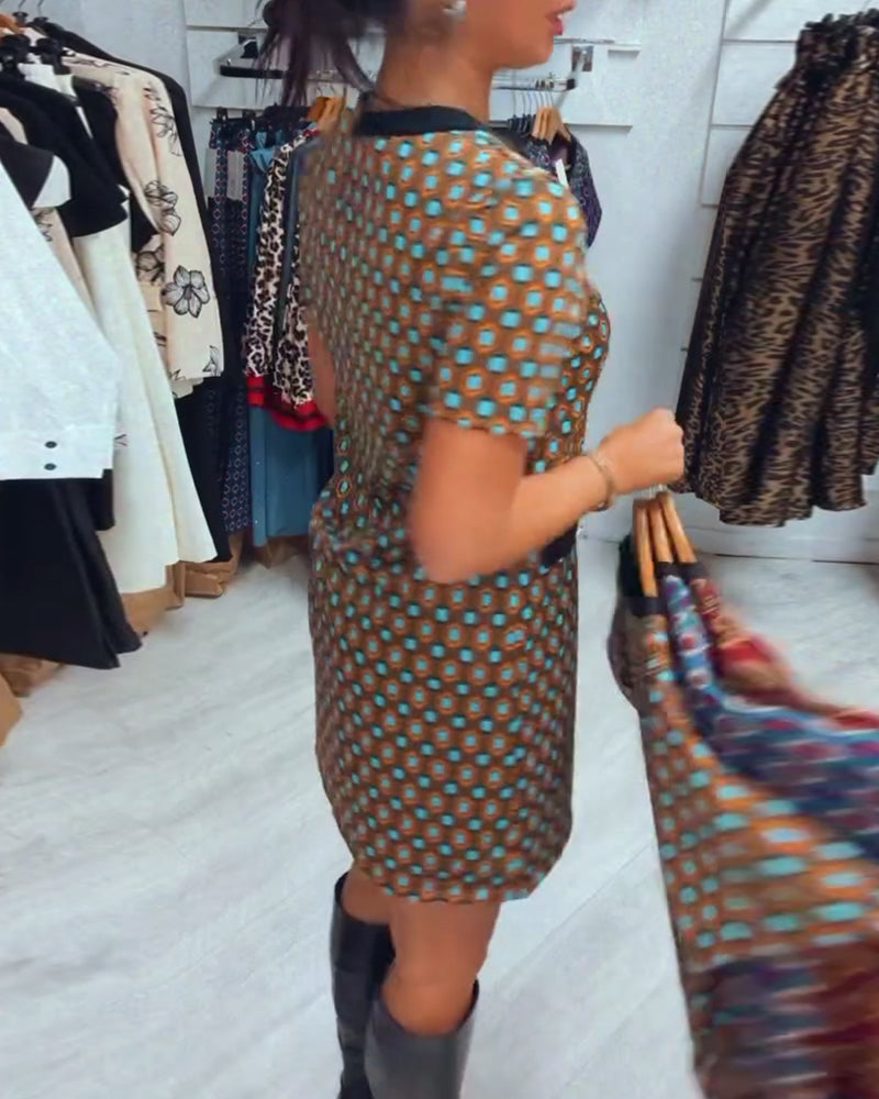 Stilfuldt mønstret kortærmet  kjole med knapper