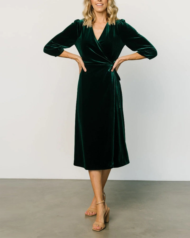 Elegant ensfarvet V-hals-kjole med snøre på trekvart ærmer