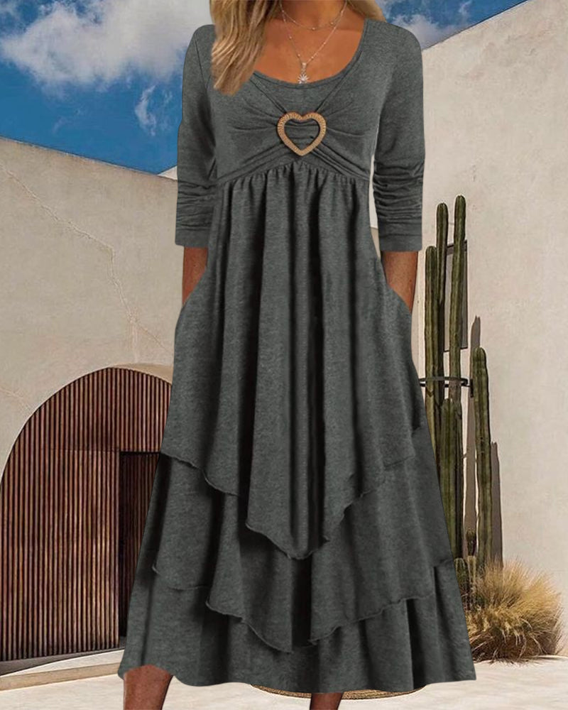 Rundhalset kjole med flæser i etager