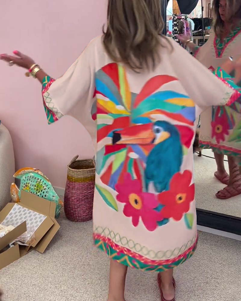 V-halset kjole med tropiske motiver