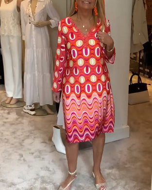 Afslappet løs kjole med print og V-udskæring