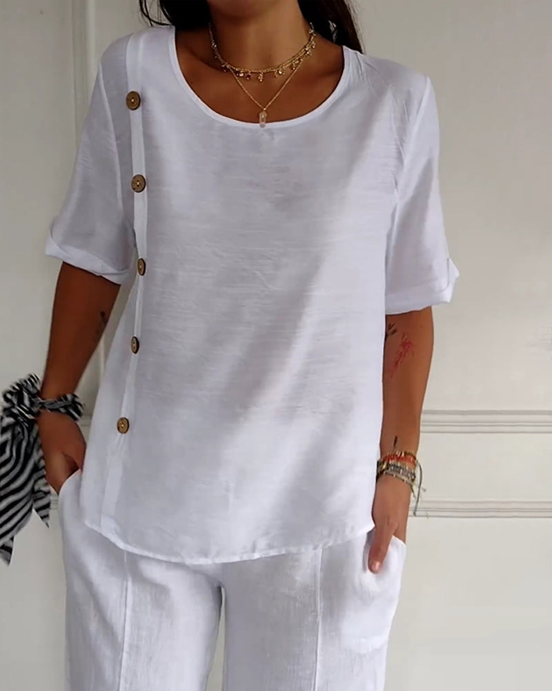 Let sommertop med knapper i siden