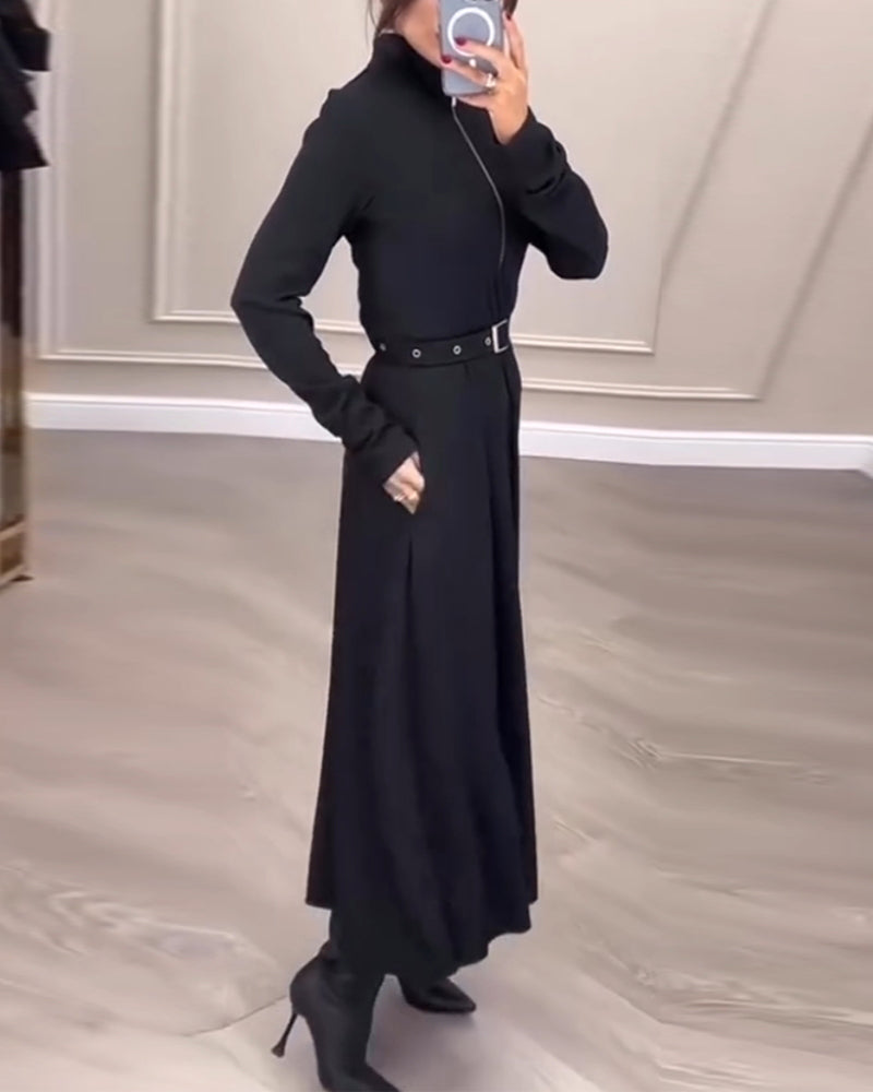 Kjole med justerbar udskæring og lynlås