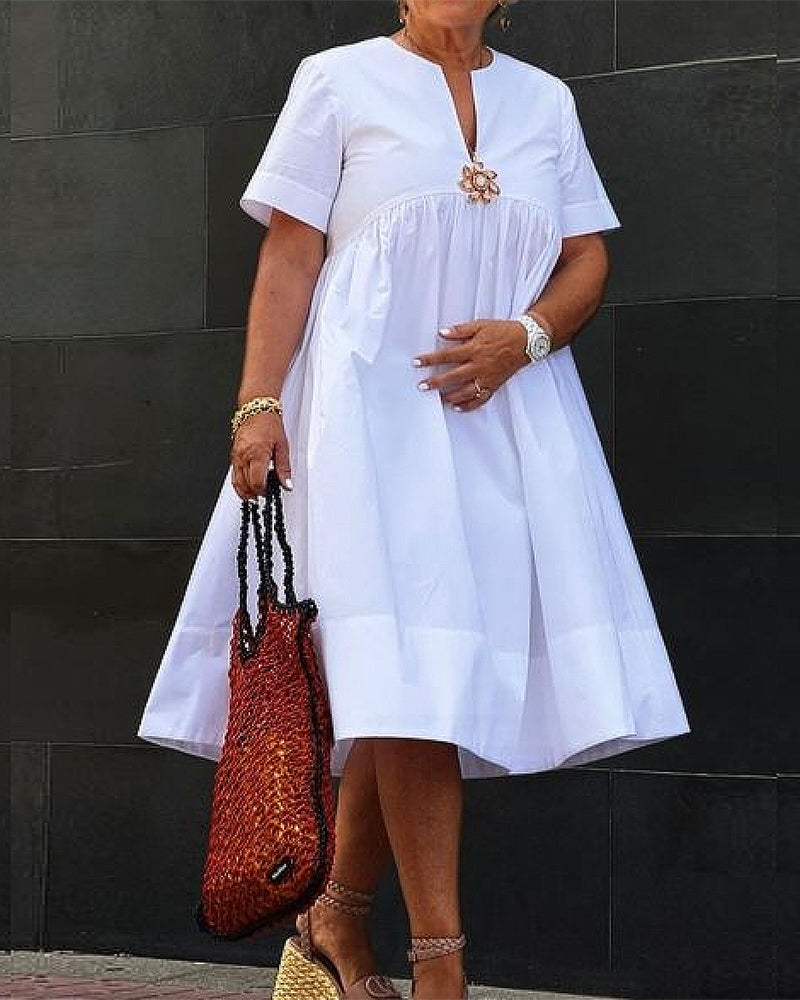 Hvid kortærmet plisseret kjole