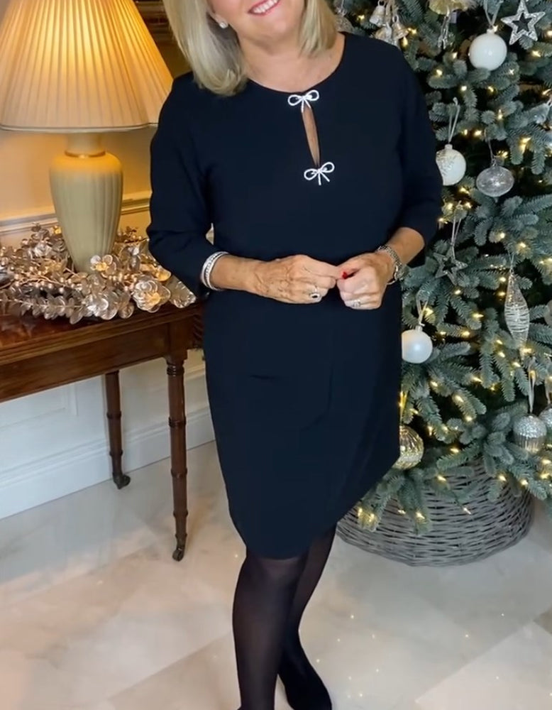 Enkel ensfarvet kjole med spændelukning