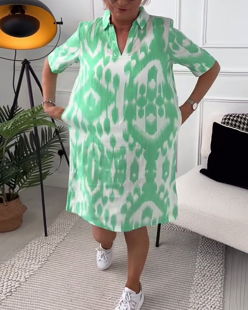 Kortærmet kjole med reverskrave og print